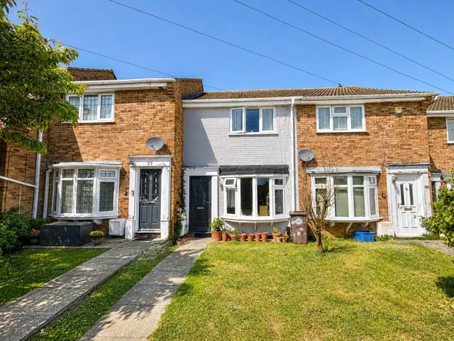 Highlands Close, Rochester, photo 1