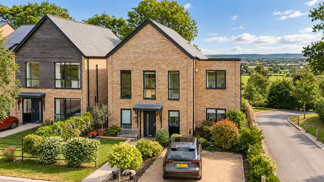 4 bedroom house, John Martin Gardens, Standish, GL10