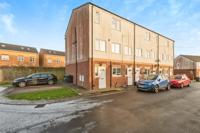 1 bedroom flat — Wellington Court, Bradford