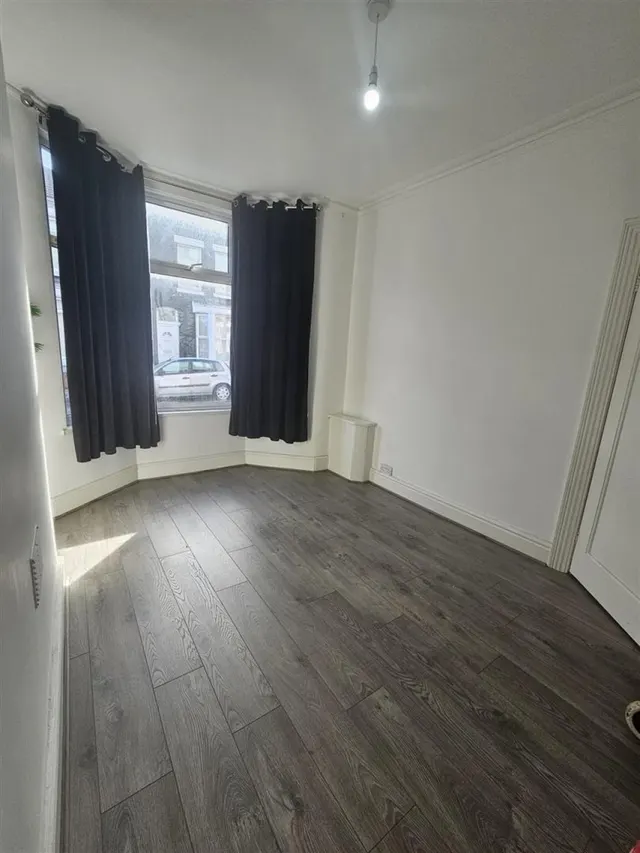 Cowley Road, L4, photo 1