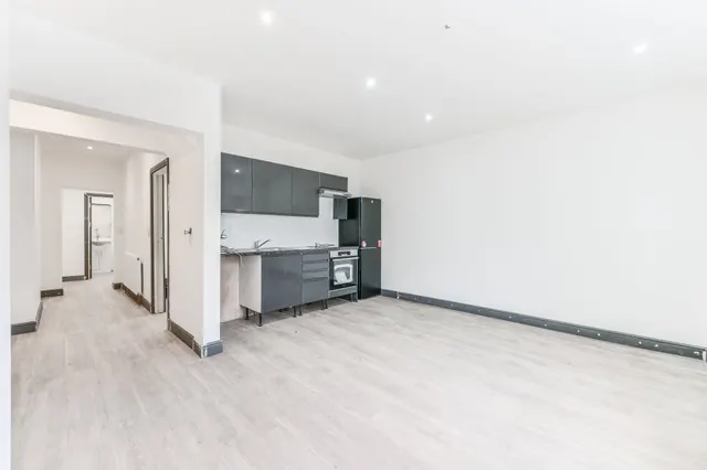 Photo 2 — 180a Pawsons Road, Croydon