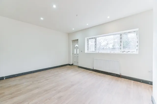 Photo 3 — 180a Pawsons Road, Croydon