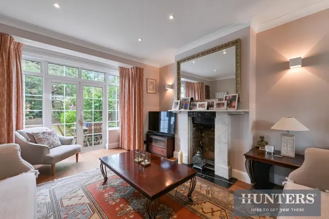 Harvard Road, Isleworth, photo 1