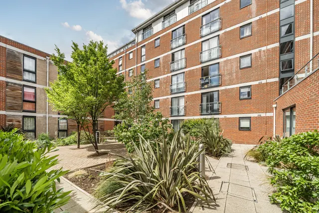 Photo 2 — 1 Carillon Court, 41 Greatorex Street, London