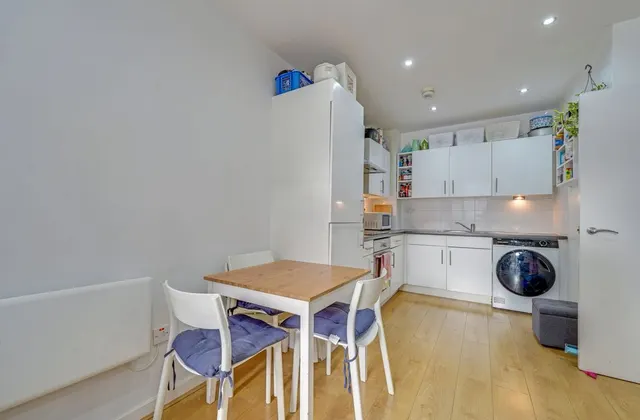 Photo 3 — 1 Carillon Court, 41 Greatorex Street, London