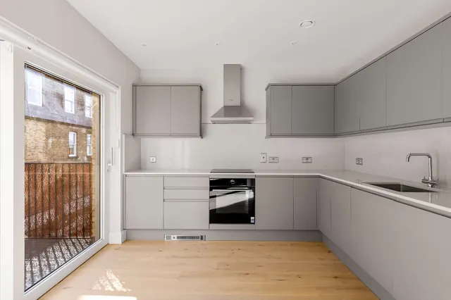 Stonhouse Street, London, SW4, photo 2