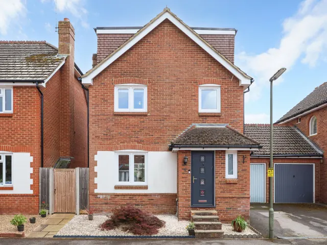 Lynton Close, Farnham, GU9, photo 1