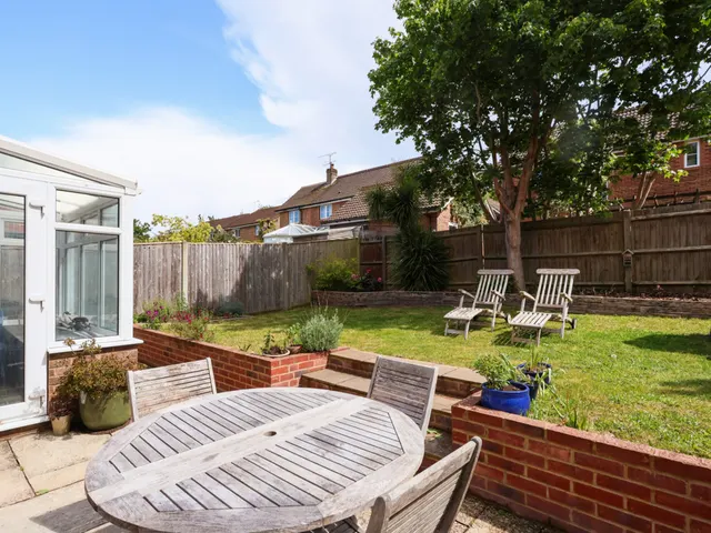 Lynton Close, Farnham, GU9, photo 2