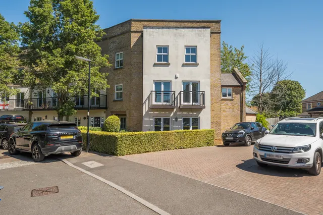 Alexander Crescent, Caterham, CR3, photo 1