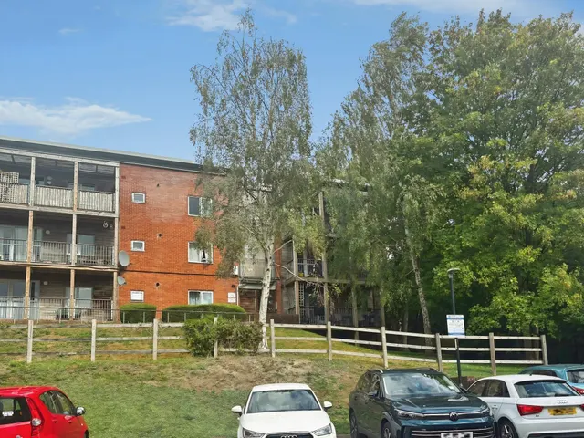 2 bedroom flat, Peninsula Road, Winchester, SO22