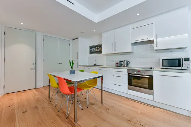 Photo 3 — Flat 3, 17 Raydon Street, London