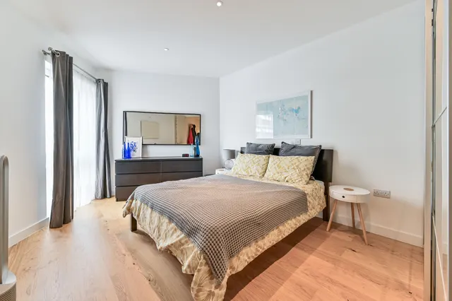 Photo 2 — Flat 3, 17 Raydon Street, London