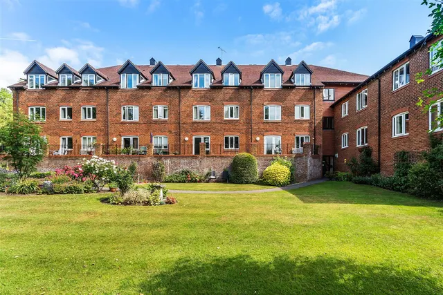 Belmont Road, Leatherhead, KT22, photo 1