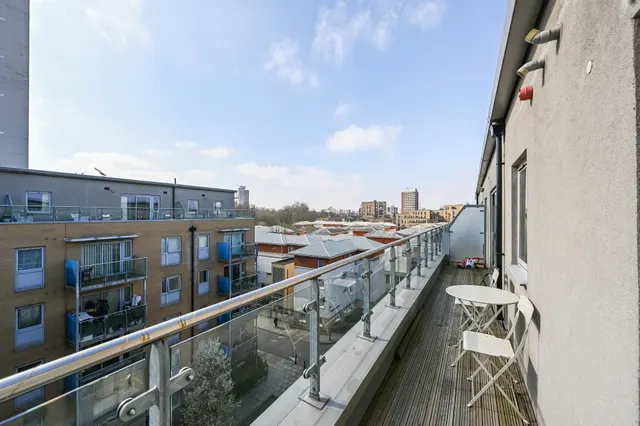 Photo 2 — 37 Saunders Apartments, Merchant Street, London