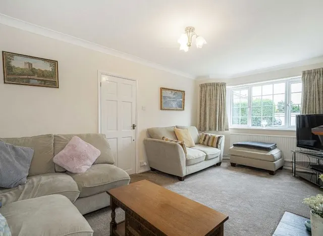 Halliford Road, Sunbury-On-Thames, TW16, photo 2
