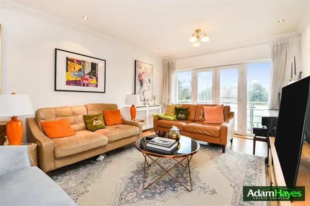 Ballards Lane, Finchley Central, N3, photo 1