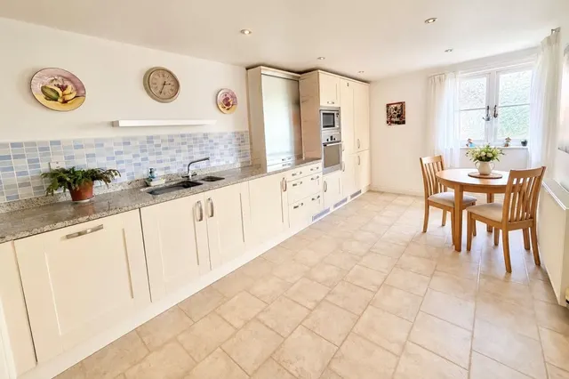 Avenue Road, Lymington, photo 2
