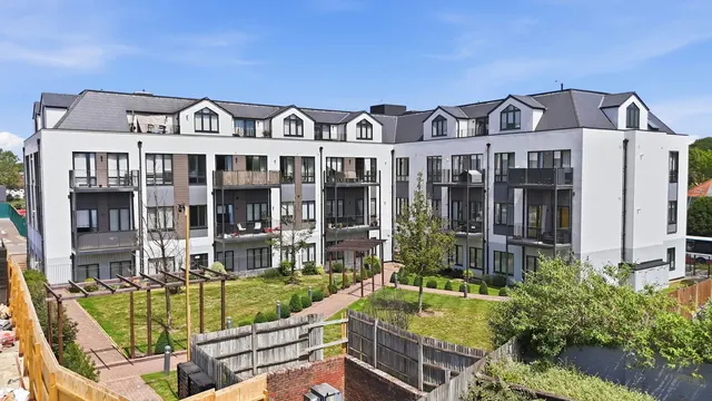 Bay Tree Avenue, Leatherhead, photo 1