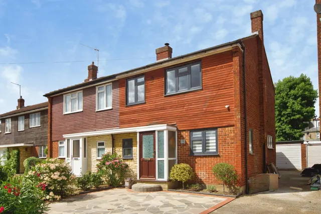 Beverley Close, London, N21, photo 1