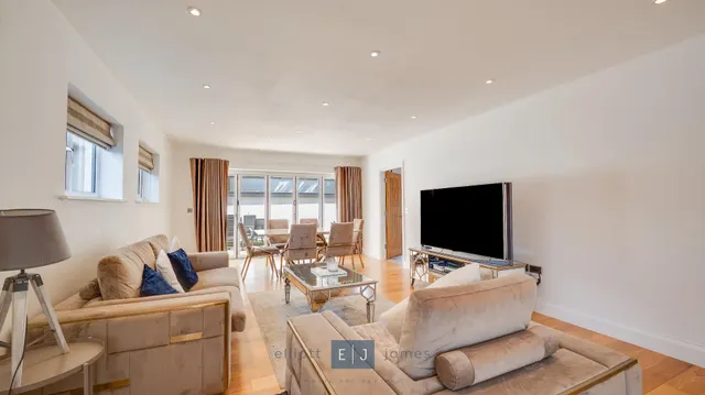 Photo 2 — Summerfield Road, Loughton