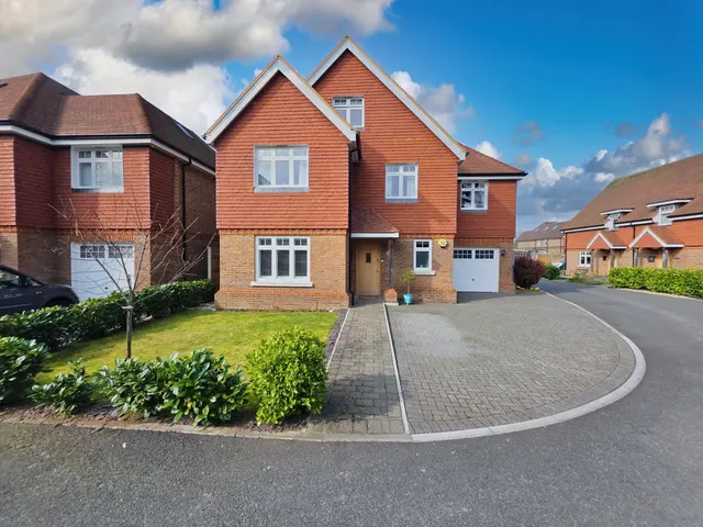 Astor Gardens, Horley, RH6, photo 1