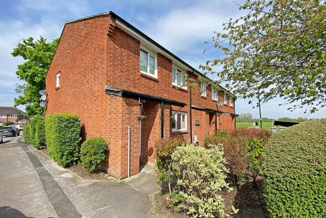 Clarke Crescent, Hale, Cheshire WA15 8NP, photo 1