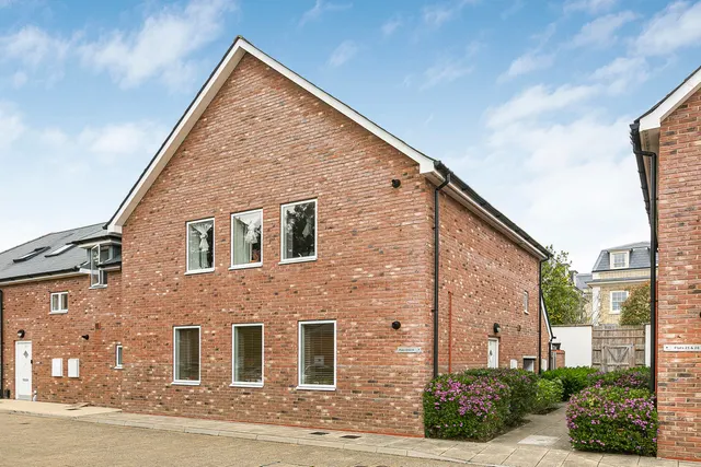 Great Charta Close, Englefield Green, TW20, photo 1
