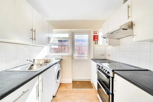 Clammas Way, Uxbridge, UB8, photo 3