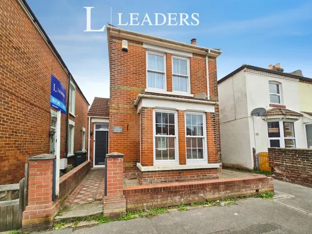 Avenue Road, Gosport, PO12, photo 1