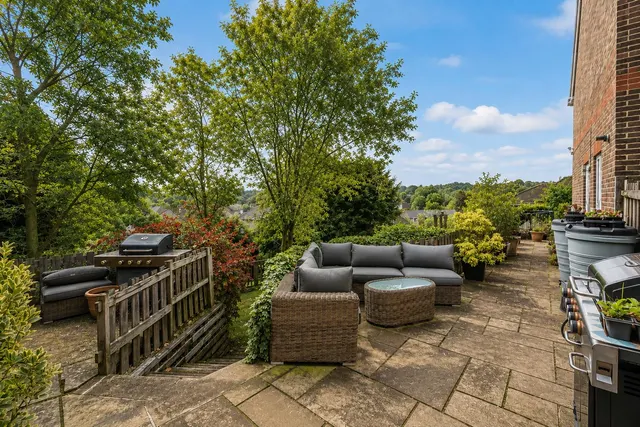 St. Margaret Drive, Epsom, KT18, photo 3