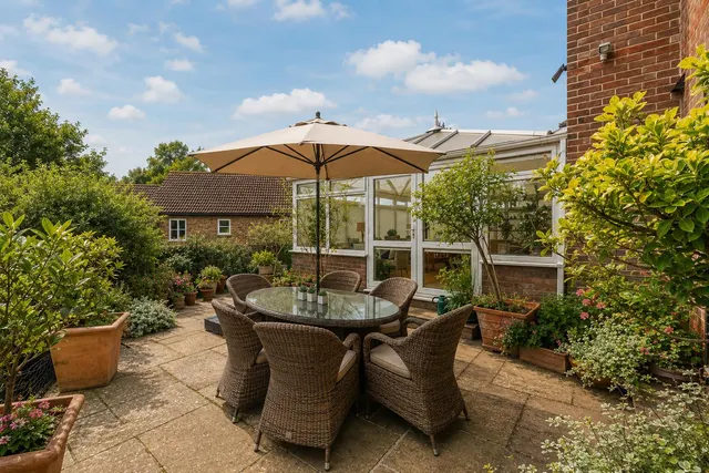 St. Margaret Drive, Epsom, KT18, photo 2