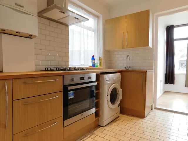 Beechmount Avenue, London, W7, photo 1