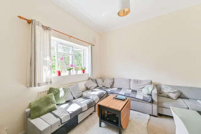 Photo 2 — 11d Wimbledon Park Road, London