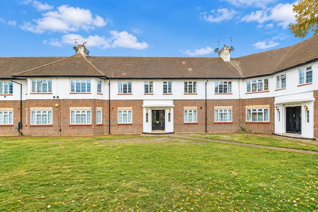 Eversley Crescent, Isleworth, photo 1