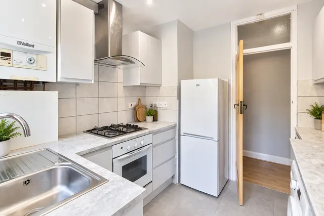 Eversley Crescent, Isleworth, photo 3