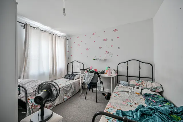 Photo 2 — 40 Howard Road, London