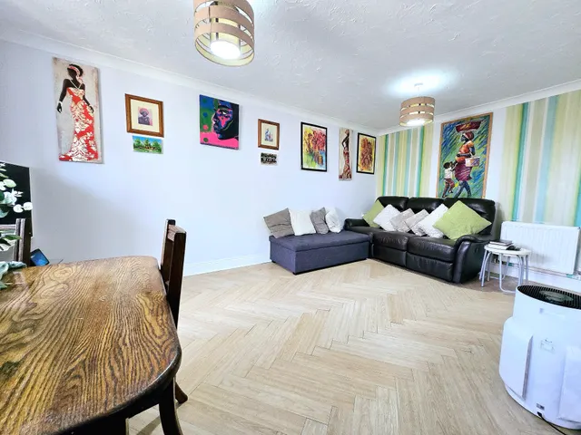 Owen Close, Northolt, UB5, photo 3
