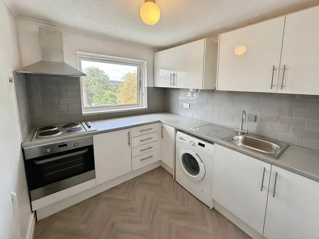 Off Old Bedford Rd, Luton, LU2, photo 2