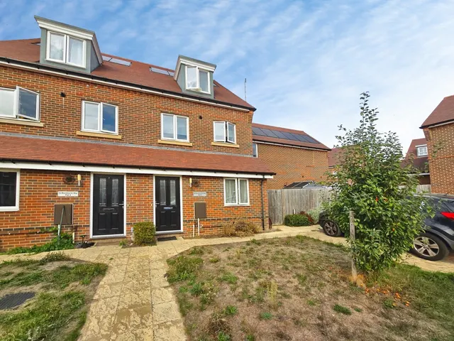 Blackburne Way, Tongham, GU10, photo 1