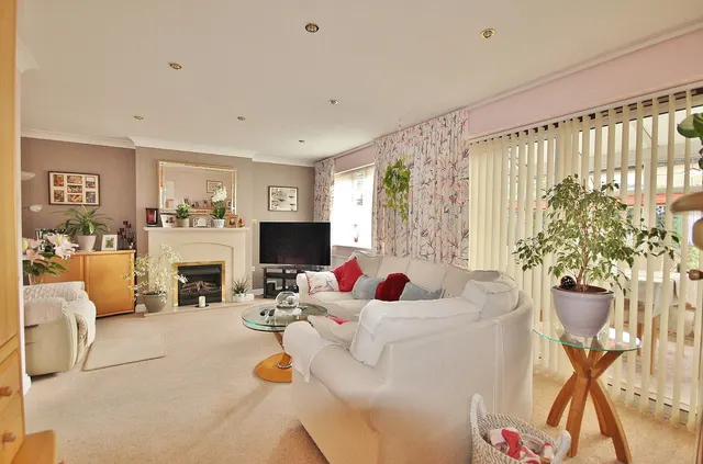 Alvescot Road, Carterton, photo 3