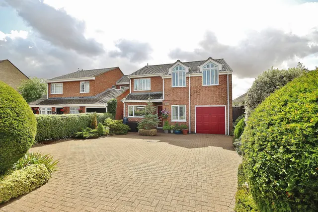 Alvescot Road, Carterton, photo 1