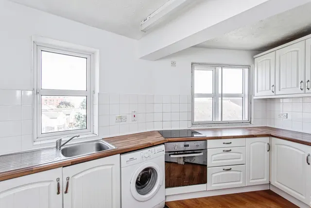 Photo 3 — Lauriston Place, 150 Southchurch Avenue, Southend-On-Sea, Essex, SS1