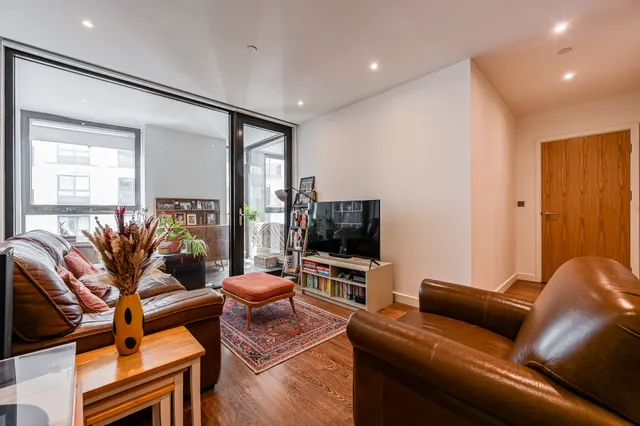 Photo 2 — Flat 36, 60 Barge Walk, London