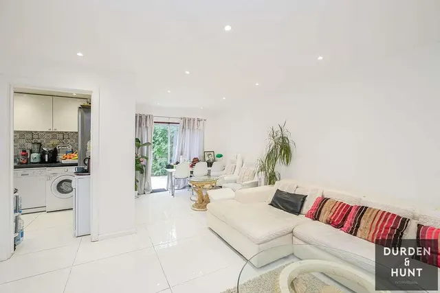Shillibeer Walk, Chigwell, IG7, photo 3