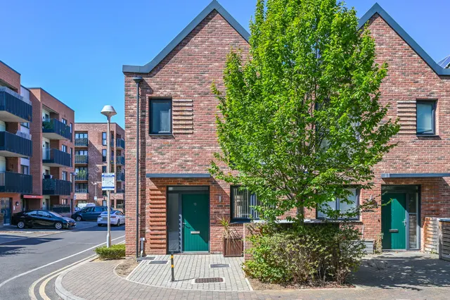 10 Reynard Way, Brentford, photo 1