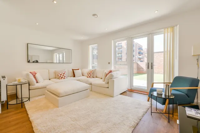 Photo 2 — 10 Reynard Way, Brentford