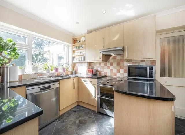 The Ridings, Sunbury-on-thames, TW16, photo 3