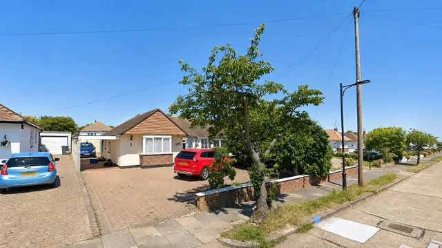 Thorndon Park Drive, Leigh-On-Sea, Essex, SS9 4RF, photo 1