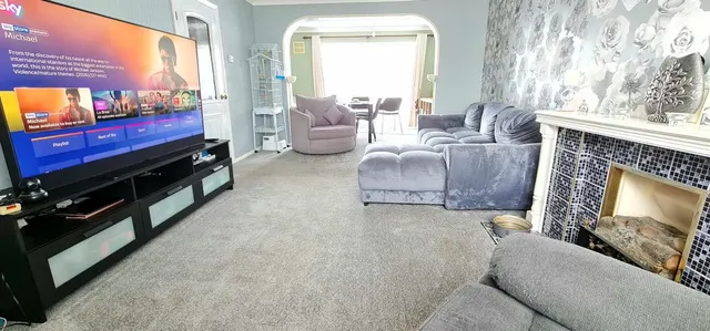 Photo 2 — Thorndon Park Drive, Leigh-On-Sea, Essex, SS9 4RF