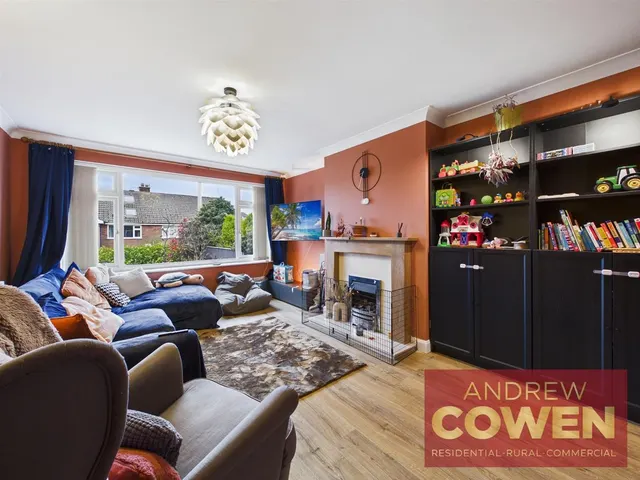 Photo 2 — Burniston Gardens, Scarborough YO13 0HW